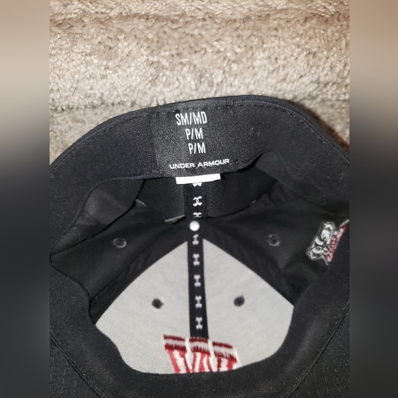 Under Armour Wisconsin Badgers hat - Picture 4 of 4